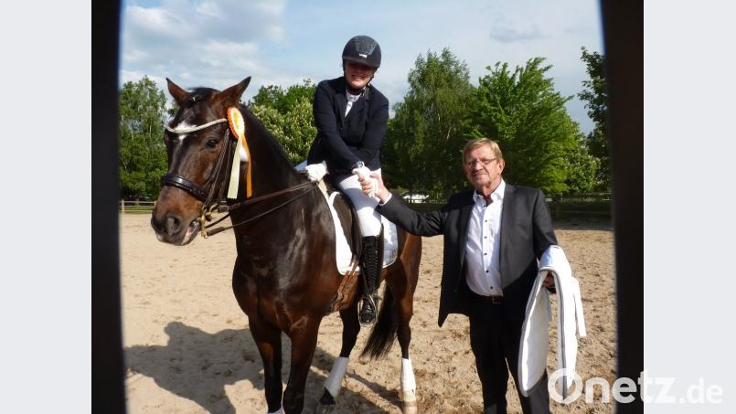 Die Siegerin der Prüfung der Klasse S*, Nina Richter vom RC Schloß Wernstein auf Don Etoile, freut sich über den Geldpreis der Stadt Tirschenreuth, den dritter Bürgermeister Norbert Schuller überreicht.	Bild: exb