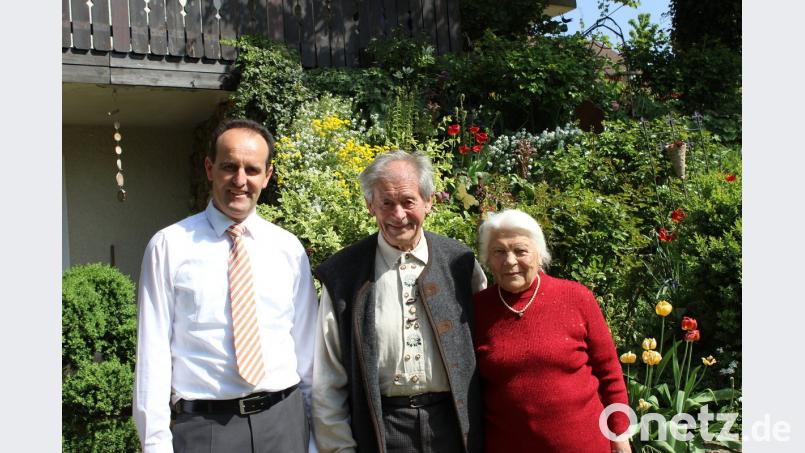 <p>Karl Regler (Mitte) und seine Ehefrau Maria freuen sich an ihrem 65. Hochzeitstag &uuml;ber die Gl&uuml;ckw&uuml;nsche von B&uuml;rgermeister Hans-J&uuml;rgen Strehl (links) im Namen der Gemeinde Edelsfeld. Bild: exb</p>