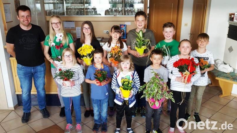 Die jungen, aber umso stolzeren Teilnehmer aus den Schülermannschaften (vorne, von links): Nele Heinrich, Jakob Rumpler, Marie Schneider, Kevin Swiderski und Polina Ullmann (hinten, von links) Schießleiter Stefan Schadl, Simone Heldmann, Johanna Fruth, Carina Fischer, Martin Fischer, Andreas Heldmann und Felix Heinrich. Bild: exb