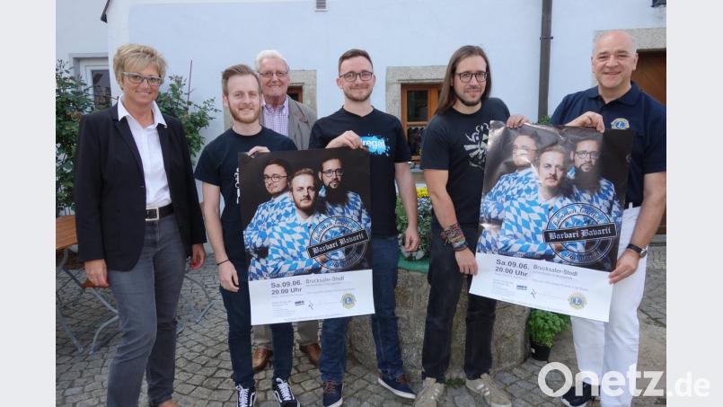 Lions Club und Barbari Bavarii vor dem &quot;Brucksaler&quot;: (von links) Präsidentin Sabine Guhl, Peter Greiner, Ernst Freuding, Vorsitzender des Lions-Hilfswerks, Stephan Rosner, Christian Witt und Christian Kick.  	Bild: ms