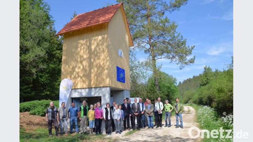 Der Fledermausturm gleich unterhalb von Kastl ist bei einer offiziellen Einweihung seiner Bestimmung übergeben worden.  	Bild: bö