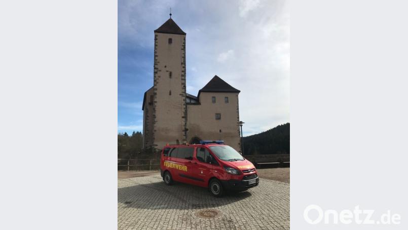 Die Feuerwehr freut sich über den neuen Mannschaftstransportwagen. Zur Segnung steigt ein Fest. 	Bild: tsa