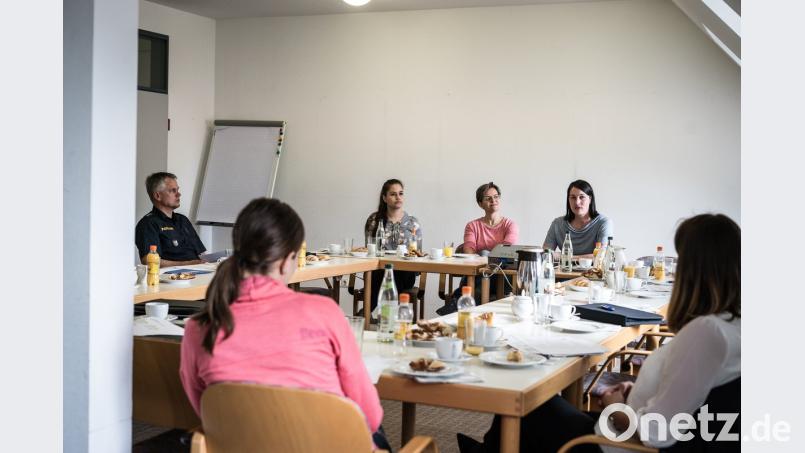 Sehr zufrieden mit den Kontakten im Jahr 2017 zeigte sich Sozialpädagogin Martina Pain-Liebl (hinten, rechts) beim Jahrestreffen mit den Vertreterinnen des Frauenhauses und den zuständigen Schwerpunktsachbearbeitern der Polizei.  	Bild: Meister