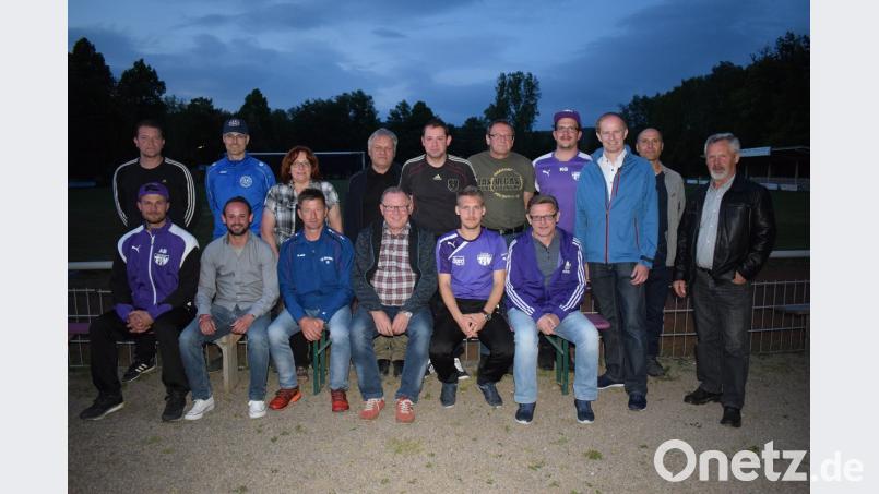 Christian Luff (vorne Zweiter von links) leitet künftig die Abteilung Fußball des TSV Detag Wernberg. Zur Wahl gratulierte Bürgermeister Konrad Kiener (Dritter von rechts).	Bild: bnr