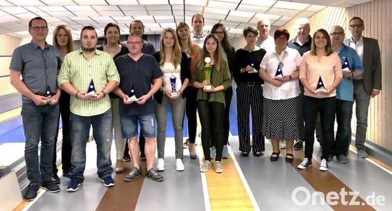 Auch die Hobbykegler legten sich mächtig ins Zeug bei den Stadtmeisterschaften. Bürgermeister Bernd Sommer (rechts) gratulierte den Siegern.  	Bild: mhk