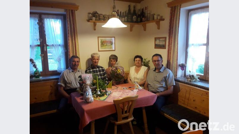 Das Bild zeigt von links Gastgeber Ferdinand Köstler, Ulrich Schlote, Dorothee Niedtfeld, Gastgeberin Helga Köstler und Alfons Schnurrer.  	Bild: exb