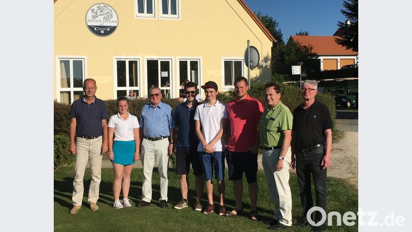 Clubmanager Richard Eisendraut (links) und Sibyllenbad-Chef Gerhard Geiger (rechts) gratulierten (von links) Andrea Kudlickova, Albert Saller, Johannes Koch, Pascal Schwirtz, Peter Reisnecker und Peter Ackermann. 	Bild: exb