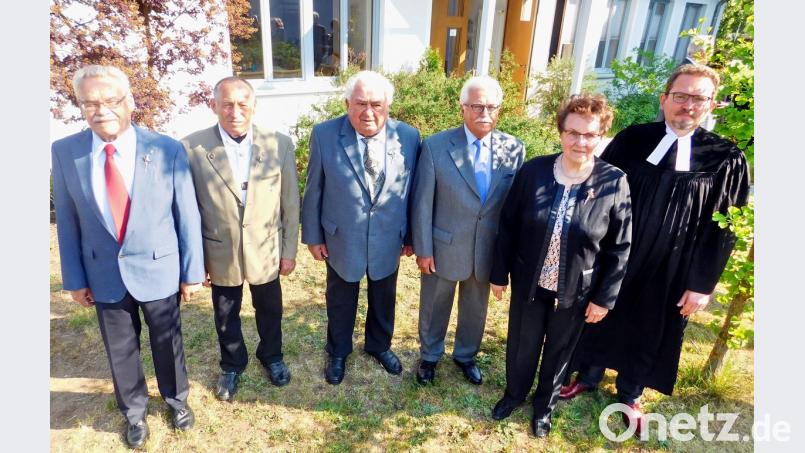 Pfarrer Micha Boerschmann (rechts) gratulierte Georg Herath (Mitte) zur eichernen sowie (von rechts) Irene Porsch, Werner Kurzak, Erhard Preissinger und Norbert Wahler zur diamantenen Konfirmation.