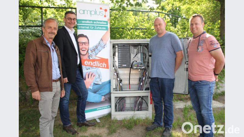 Von acht solcher Verteilerkästen fließt das "schnelle Internet" über Glasfaser bis ans Haus. Die Abnahme erfolgte durch Bürgermeister Hubert Zwack (links). Dass das Projekt zu einem guten Ende gebracht werden konnte, darüber freuten sich (von rechts) Projektleiter Eduard Maier, der technische Leiter Thomas Faltl und der Kommunalbetreuer Robert Scholz. Bild: frd