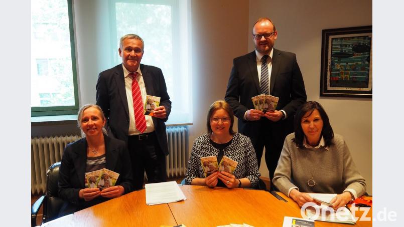 Viel Lob für den neuen Pflegeleitfaden gab es von Oberbürgermeister Kurt Seggewiß und Landrat Andreas Meier (stehend, von links). Erstellt haben die Schrift (sitzend, von links) AOK-Pflegeberaterin Gerti Späth und die Gleichstellungsbeauftragten Brigitte Menzel und Monika Langner.	Bild: sbü