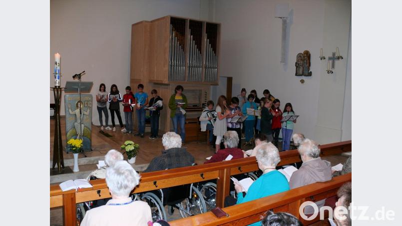 Die Senioren des Alten- und Pflegeheimes St. Martin freuten sich über die von den Firmlingen und der Flötengruppe gestaltete Maiandacht. 	Bild: kgg