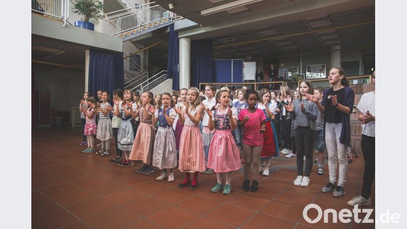 Schüler der Clausnitzer-Schule und des &quot;Elly&quot; singen und tanzen gemeinsam.  	Bild: Meister