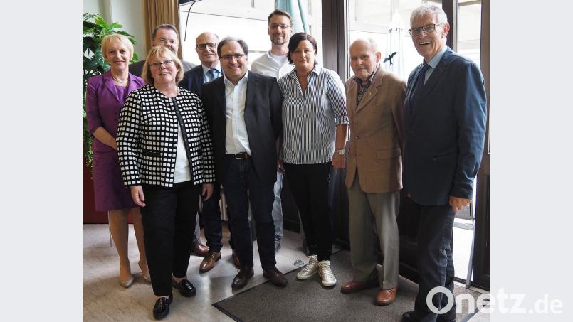 Referenten und Organisatoren des Ethiktags, darunter der Vorsitzende des Ethikkomitees Dr. Manfred Hausel (rechts), reden über Demenz.	Bild: sbü