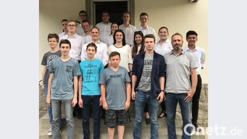 Die neue Vorsitzende heißt Catarina Siegler (Dritte von rechts). Sie übernimmt das Amt von Chiara Schwarz (Mitte). Zweiter Bürgermeister Eka Reber (vorne, rechts) freut sich über die aktive Truppe. 	Bild: arw