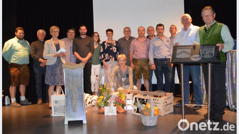 Beim Festabend, dem offiziellen Höhepunkt des Treffens, kommt es zum Austausch zahlreicher Geschenke.