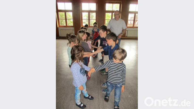Klaus Inderst von der Kampfkunstschule im Amberg zeigt den Mädchen und Buben, wie sie sich wehren können.	Bild: exb