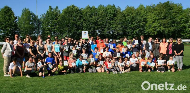 Rund 60 Schüler bekamen bei der Abschlussveranstaltung ihre Leistungsnachweise überreicht. Die besten von ihnen dürfen danach in Regensburg dabei sein. Bild: wro