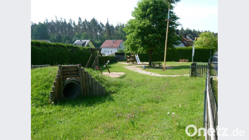 Drei neue Geräte aus Recyclingkunststoff werden die Mädchen und Buben bald auf dem Apfelbacher Spielplatz nutzen können.  	Bild: rn