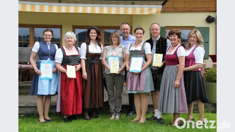 Drei "Goldene Gockel" für das Stiftland: Von links: Elisabeth und Monika Bauer ("Meuerhof"), Staatsministerin Michaela Kaniber, Sigrid und Alfons Schnurrer ("Romantikpension Frank'n Hof", Neualbenreuth), Franziska und Christian Schedl ("Gowerlhof", Tirschenreuth) sowie Vorsitzende Gerda Walser und stellvertretende Vorsitzende Angelika Soyer vom Landesverband Bauernhof- und Landurlaub. Bild: exb/Landwirtschaftsminsterium