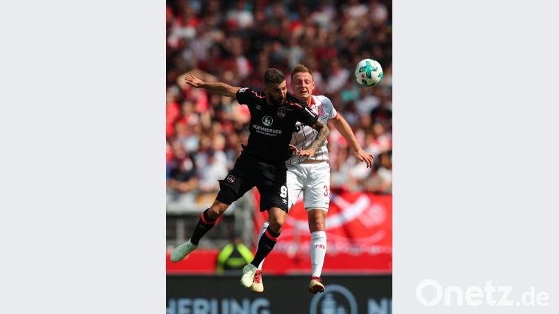 Stürmer Mikael Ishak (links) und der 1. FC Nürnberg wollen jetzt erst in der ersten Länderspielpause Anfang September in der Oberpfalz ein Testspiel absolvieren.  	Bild: Daniel Karmann