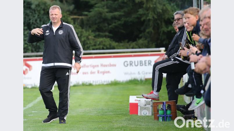 Fünf Jahre lang gab Erwin Zimmermann seinen Spielern Anweisungen. Am Samstag steht er zum letzten Mal beim FC Wernberg an der Außenlinie.  	Bild: Eger