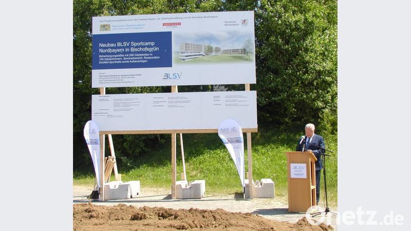 Vor der riesigen Info-Tafel hat sogar Joachim Herrmann Mühe, optisch nicht unterzugehen. Der Innenminister freut sich über das große Projekt.