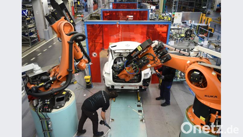 Kollege Roboter und die Digitalisierung bereiten vielen Arbeitnehmern Sorgen. Die überwiegende Mehrheit wünscht sich deshalb eine bessere Weiterbildung.  	Bild: Carmen Jaspersen/dpa