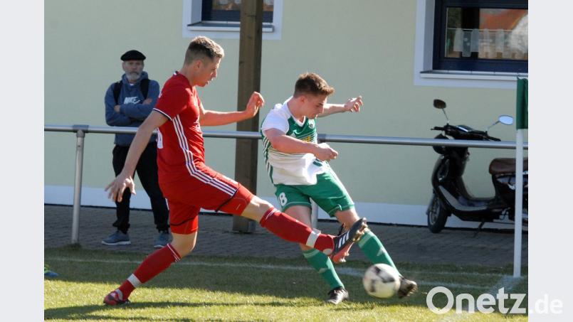 Mit dem Heimspiel gegen den 1. SC Feucht beendet der SV Mitterteich am Samstag die Landesliga-Saison 2017/18. Gefährdet ist der Einsatz von Simon Hecht (rechts), der sich die Nase gebrochen hat.  	Bild: Gebert