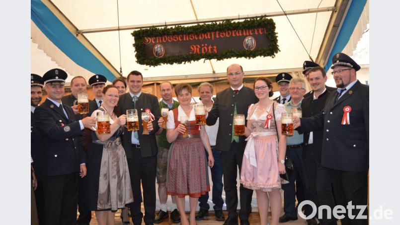 Mit der ersten Mass Bier stießen die Ehrengäste mit den Organisatoren auf ein gutes Gelingen der vier Festtage an. Vorsitzender Christian Scherr (von rechts), die Vertreter der Genossenschaftsbrauerei Rötz, Festbraut Helena Streck, Finanzminister Albert Füracker, Ehrenschirmherrin Bürgermeisterin Sonja Meier, Schirmherr Landrat Thomas Ebeling, Festmutter Anette Pößl und Festleiter Josef Wutz wünschten ein gutes Gelingen.  	Bilder: bej (2)