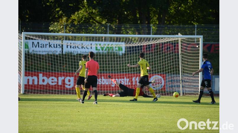Eine Szene, die die Zuschauer im FC-Stadion in dieser Saison viel zu oft sahen und am Freitag gegen die SpVgg Jahn Forchheim siebenmal: Der Torwart des FC Amberg - hier Moritz Plößl - streckt sich, kommt aber nicht mehr an den Ball.  	Bild: brü