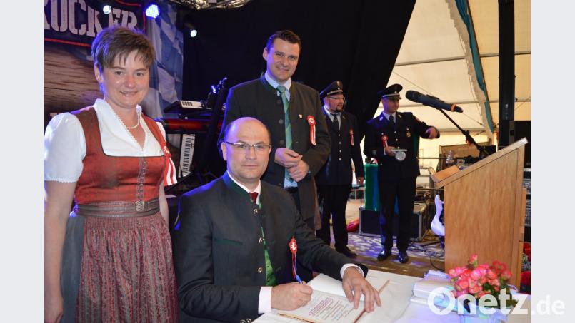 Heimat- und Finanzminister Albert Füracker trägt sich in das Goldene Buch der Marktgemeinde Winklarn ein. Über diese Erinnerung freuen sich Bürgermeisterin Sonja Meier und Landrat Thomas Ebeling.  	Bild: bej