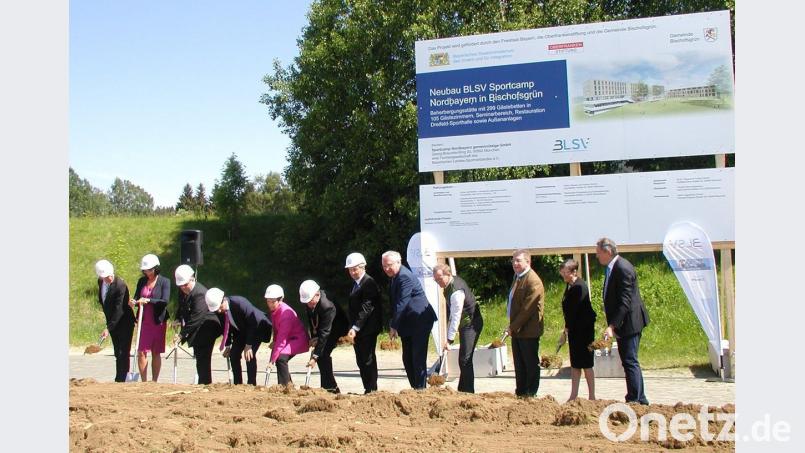 Ein Klassiker: Viel Prominenz beim Spatenstich für ein sportliches Großprojekt in Bischofsgrün.  	Bild: gis