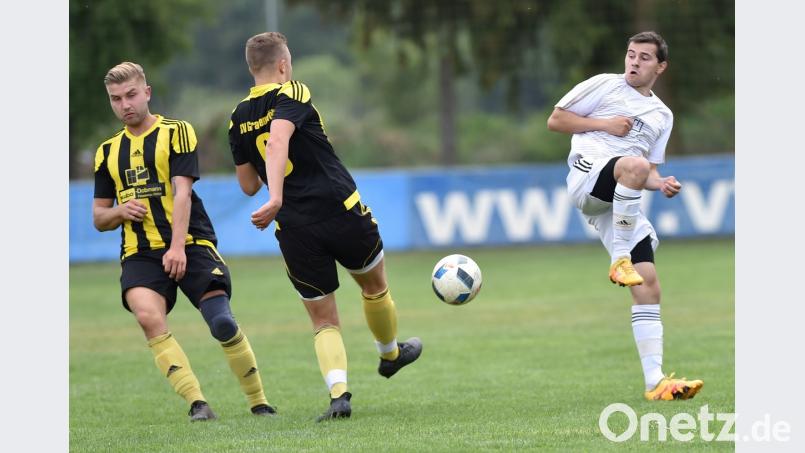 Von allen gefährdeten Teams hat der VfB Mantel (Szene aus dem 0:2 gegen SV Grafenwöhr) die besten Chancen, am letzten Spieltag den direkten Klassenerhalt unter Dach und Fach zu bringen. Eine knappe Niederlage beim SV Anadoluspor würde dem VfB aufgrund des mit 2:0 gewonnenen Hinrundenspiels, unabhängig von den anderen Spielergebnissen, bereits reichen.  	Bild: A. Schwarzmeier