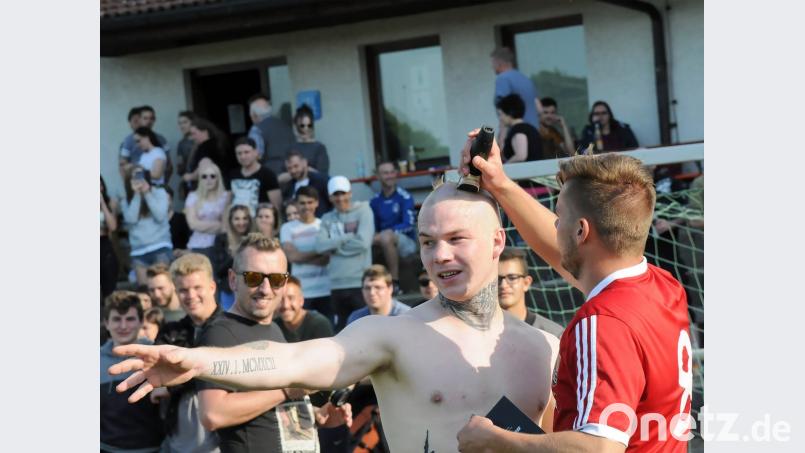 Die SG Marktredwitz machte am vergangenen Sonntag die Meisterschaft in der Kreisklasse Ost und damit den Aufstieg in die Kreisliga perfekt. Nach dem 5:0-Sieg gegen den SV Griesbach floss nicht nur der Sekt in Strömen. Johannes Zintl (links) bekam von seinem Teamkollegen Rudi Root einen &quot;kostenlosen Haarschnitt&quot; verpasst. 	Bild: hho