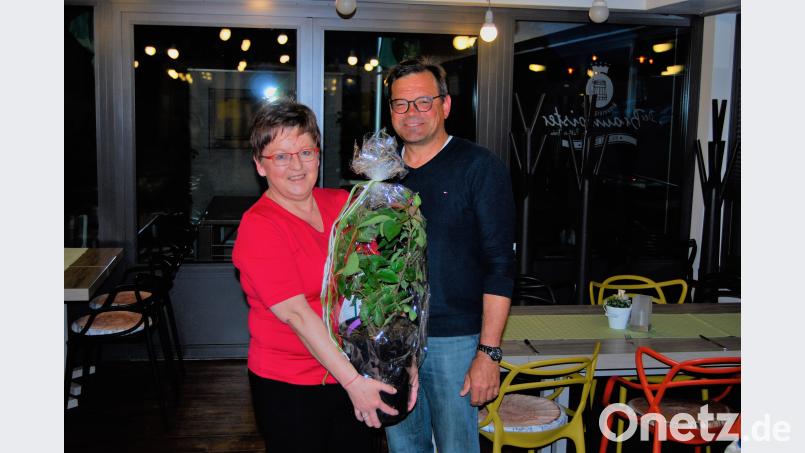 „Wenn eine solche Rentenberaterin, wie Sie es sind, kommt, dann kann man nur von Glück reden“, dankte VdK-Vorsitzender Harald Schlöger Brigitte Scharf für den informativen Vortrag mit einer kleinen Aufmerksamkeit. WMI, Autor