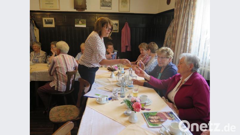 Bild (jzk)  (12), (5) Karin Bauer (stehend) erklärte den Senioren die vielfältigen Anwendungsmöglichkeiten der ätherischen Öle jzk