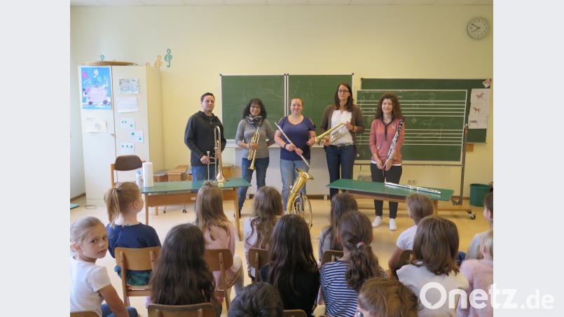 Renè Pascal Bauer, Rita Kunz, Anna Lena Würtenberger, Petra Dimper (Moderation) und Lena Reindl (von links) gaben sich große Mühe, die Zweitklässler in Kastl für ein Blech- oder Holzblasinstrument zu begeistern. jzk