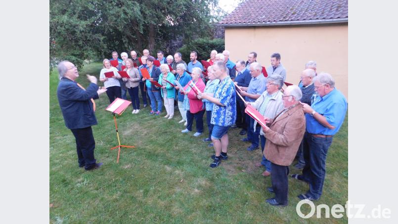 Der für den ökumenischen Pfingstgottesdienst gebildete Projektchor aus Musikfreunden, Kulmianern und Gesangverein Trabitz unter Leitung von Heinz Schmidt (links) hat seinen ersten Azftritt. Bild:  hai hai