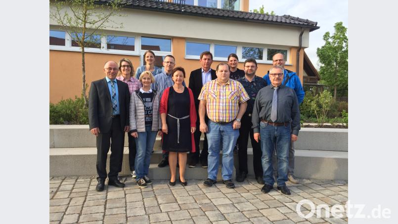 <p>Von links nach rechts: Albert Nickl, Carmen Pepiuk, Sibylle Stock (vorn), Carmen Schedl, Mario Gittler, Veronika Schecklmann, Franz Ficker, Josef G&amp;ouml;ppl, Sabine Hefner, Gerhard Krockauer, Dr. Knut Thielsen (vorn), Werner Dobmeier.</p>
 [EXB]