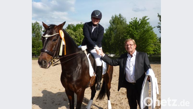 &lt;p&gt;Die Siegerin der Pr&amp;uuml;fung der Klasse S*, Nina Richter vom RC Schlo&amp;szlig; Wernstein auf Don Etoile, freut sich &amp;uuml;ber den Geldpreis der Stadt Tirschenreuth, den dritter B&amp;uuml;rgermeister Norbert Schuller &amp;uuml;berreicht.&lt;/p&gt;
 exb