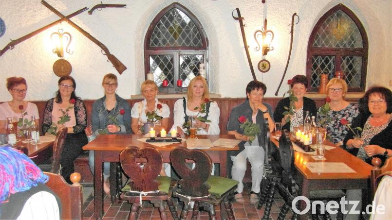 Die Burgfrauen mit der Rose und den an diesem Kapitel &#039;Neuen Hochsitz&#039; mit von links Sebastian Wolf von Hirschberg, Sebastian Graf von Reichenbach-Goschütz, Rasso von der Wetterau, Werner von Podewils, Wolf vom Seegrund auf Haunritz und der Prior-Stellvertreter und Knappe  Friederich.   Bild: hl hl