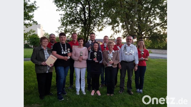 Auf dem Bild von links nach rechts:
Käthe Bodenmeier, Norbert Neumann, Nico Kellner, Walter Trauner, Sabine Gruber, Christian Punzmann, Sonja Punzmann, Markus Kulikow, Edda Punzmann, Peter Punzmann, Josef Schmid und Christina Bäumler