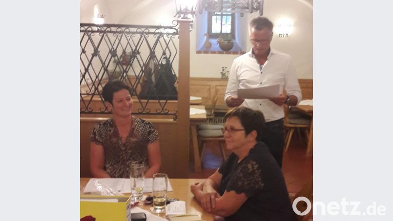 Bei der Jahreshauptversammlung des CSU-Ortsverbandes informierte Bürgermeister Hermann Falk (stehend) über aktuelle Termine der Stadtpolitik, die Ortsvorsitzende Birgit Birner (sitzend l.) blickte auf die Veranstaltungen des Berichtsjahres zurück. Mit im Bild (sitzend r.) die FU-Ortsvorsitzende Bärbel Birner.