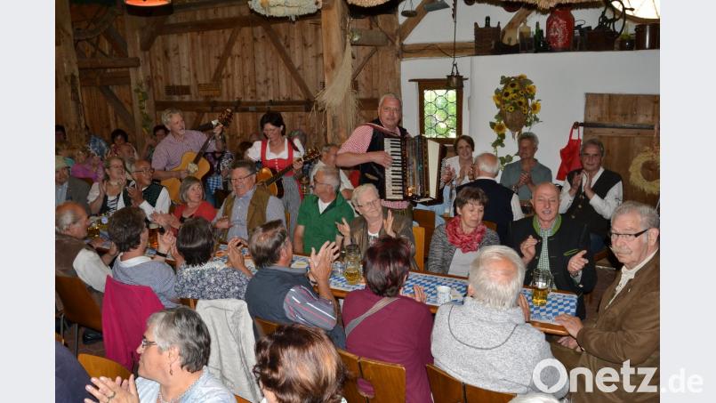 Helmut Reichl, Barbara Dineiger und Thomas Fritsch musizierten zur Freunde des Publikums auch mal mitten im Stodl.