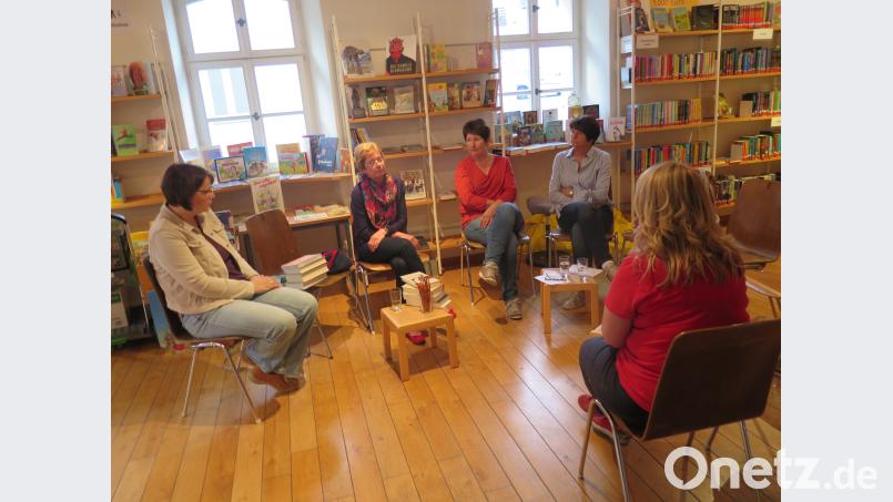 Judith Schliermann, Christina Schubert und Ingrid Haberzeth (von links) waren die Testleserinnen bei der Buchvorstellung in der Stadtbücherei. Bild: jzk jzk