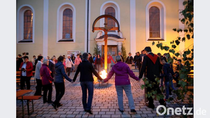 Meditativer Tanz um das gesegnete Pfingstfeuer vor der Pfarrkirche. Neumann, Jochen