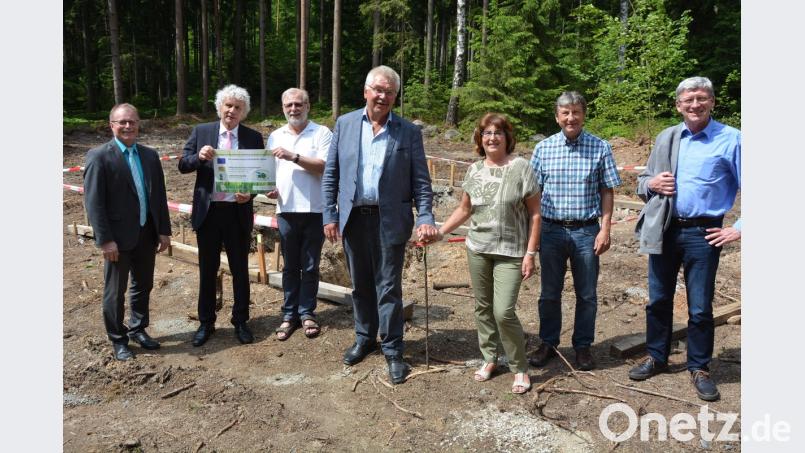 Die symbolische Übergabe des Förderbescheids am künftigen Standort der Marienkapelle mit (von links) Bürgermeister Max Bindl, Landrat Wolfgang Lippert, Pater Benedikt Leitmayr als Vertreter des "Konnersreuther Rings", Robert und Juliane Kutzer, Forstdirektor Gerhard Schneider und Wolfgang Wenisch vom Initiaktivkreis Tirschenreuth. Bild: jr