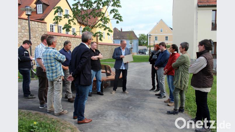 Städteplaner Klaus Stiefler (Sechster von rechts) liässt im Bauausschuss das nun angeschlossene Projekt am unteren Stadtplatz Revue passieren.  	Bild: stg