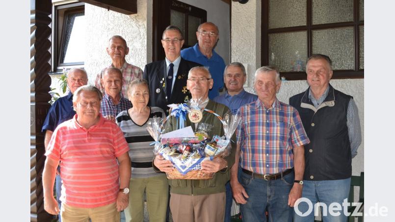 Soledad und Horst Huber feiern mit den ehemaligen Lokführerkollegen und dem Vertreter der 7er-Kameradschaft ihre Geburtstage.  	Bild: hcz