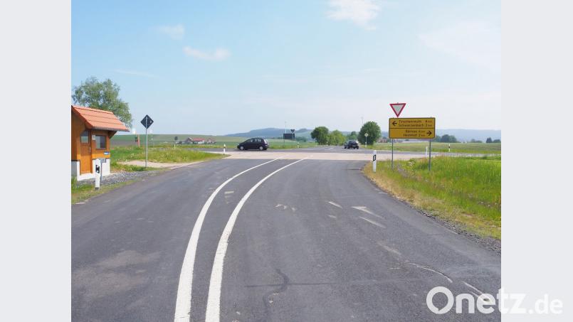 Viel Verkehr herrscht auf den Straßen auf der Wenderer Höhe. Die Dorfgemeinschaft hatte den Bau eines Kreisverkehrs angeregt. Davon verspricht sich das Staatliche Bauamt Amberg-Sulzbach aber wenig - die Gefahr von Unfällen würde dadurch nicht wirklich gebannt. Bild: Schirmer